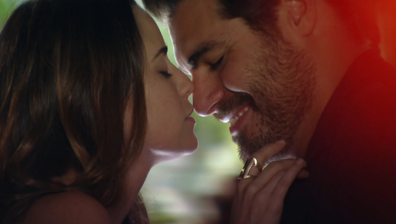 Ana (Fernanda Vasconcellos) e Lúcio (Thiago Lacerda) em A Vida da Gente