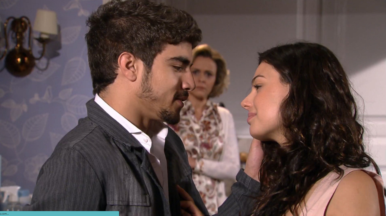 Edgar (Caio Castro) e Marcela (Isis Valverde) e Bruna (Giulia Gam)