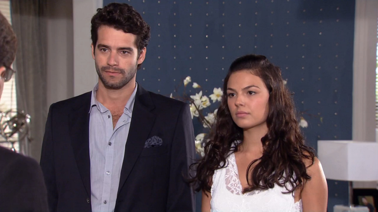 Renato (Guilherme Winter) e Marcela (Isis Valverde) em Ti Ti Ti
