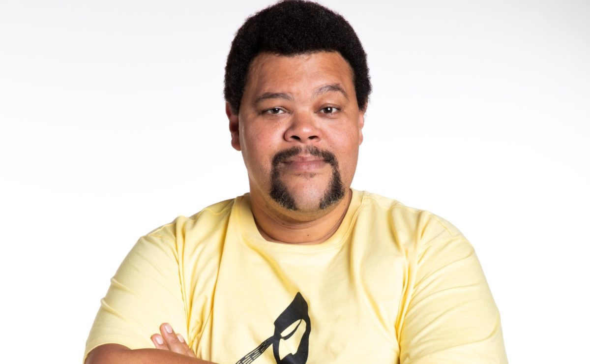 Babu Santana nos bastidores da Globo (Divulgação)