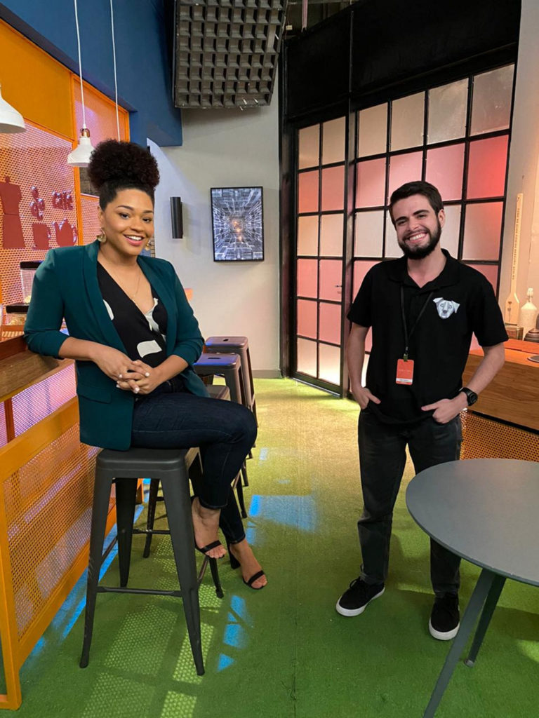 Catatau (Bernardo de Assis) conquista Renatinha (Juliana Alves) na reta final de Salve-se Quem Puder (Divulgação/Globo)