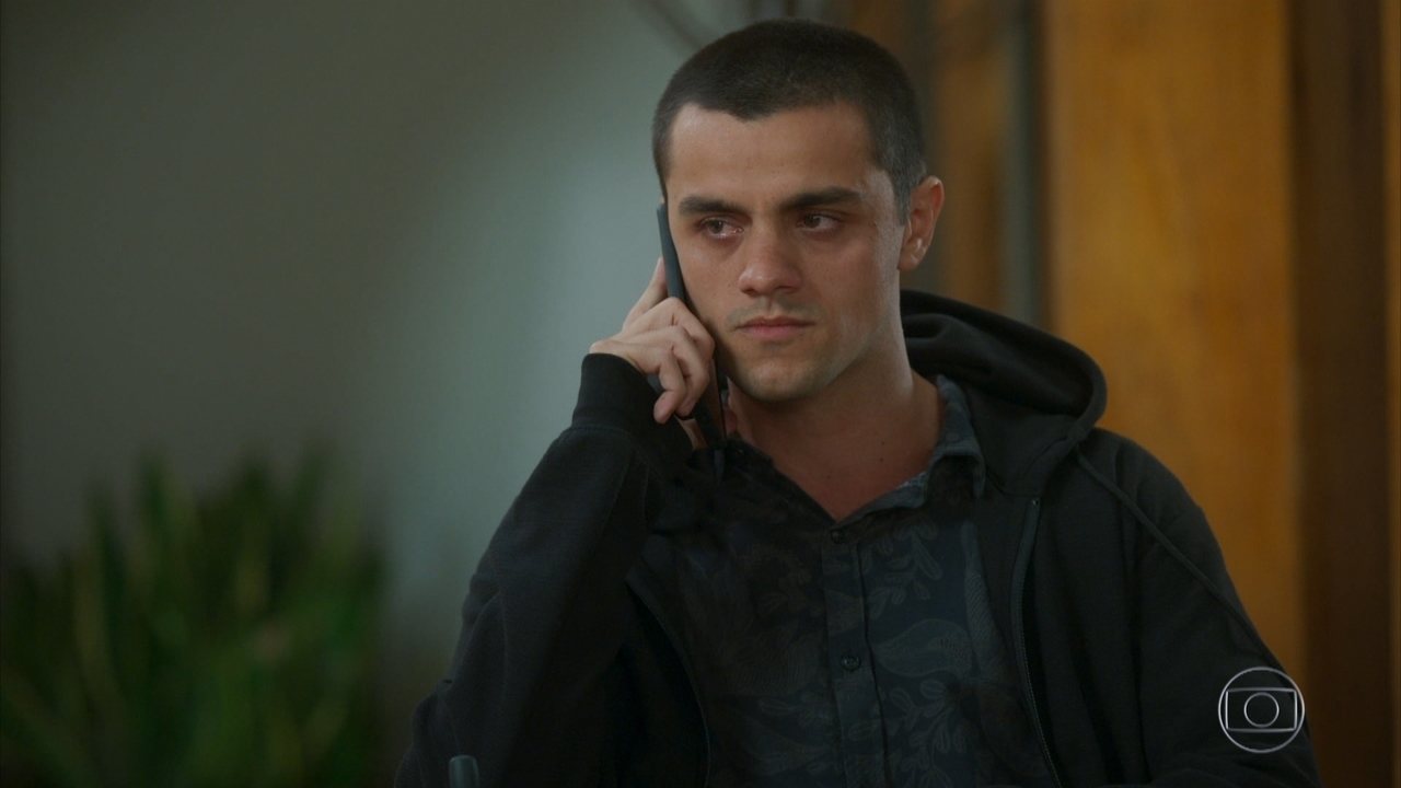 Téo (Felipe Simas) em Salve-se Quem Puder