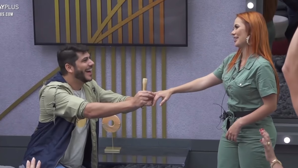Yugnir pede Mirela Janis em casamento