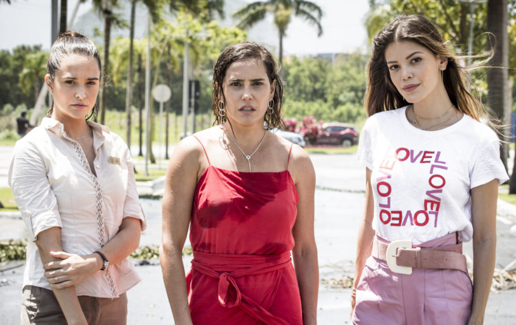 Luna (Juliana Paiva), Alexia (Deborah Secco) e Kyra (Vitoria Strada) de Salve-se Quem Puder (Divulgação)