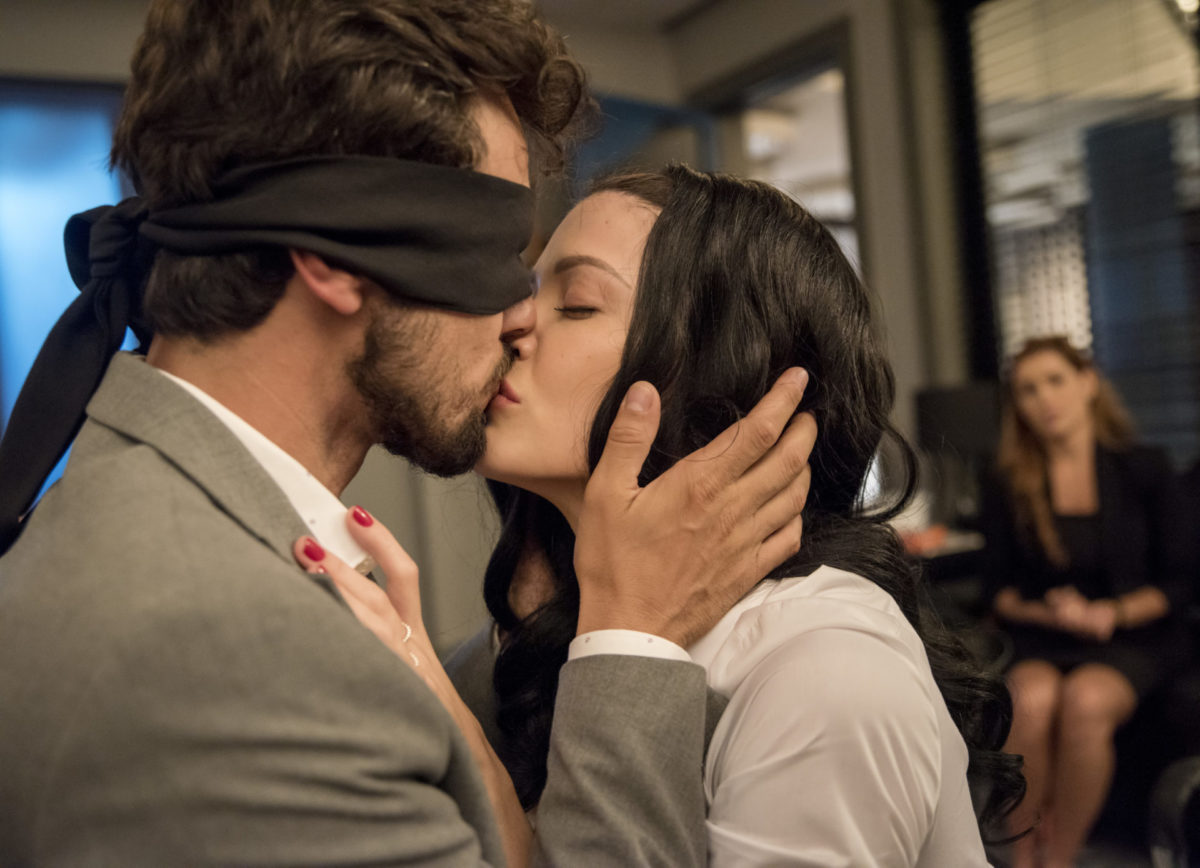 Rafael (Bruno Ferrari) e Kyra ( Vitória Strada) em Salve-se Quem Puder (Divulgação/Globo)
