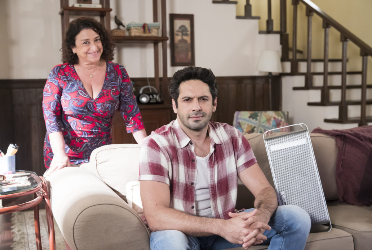 Zezinho (João Baldasserini) e Ermelinda (Grace Gianoukas) de Salve-se Quem Puder (Divulgação/Globo)