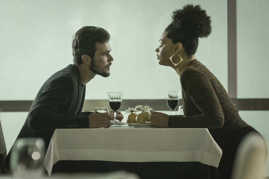 Kyra (Vitoria Strada) observa de longe Renatinha (Juliana Alves) e Rafael (Bruno Ferrari) no restaurante no quase beijo - (Divulgação/Globo)