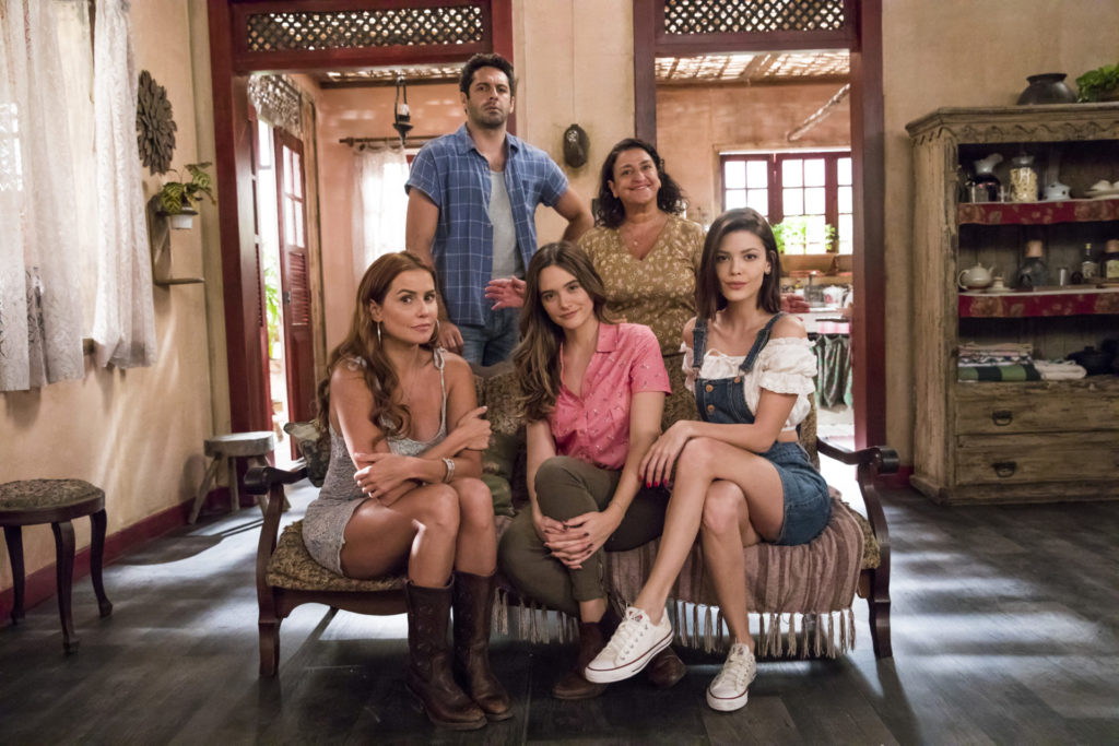 Zezinho (Jo&atilde;o Baldasserini), Ermelinda (Grace Gianoukas), Alexia/Josimara (Deborah Secco), Luna/Fiona (Juliana Paiva) e Kyra/Cleyde (Vit&oacute;ria Strada) de Salve-se Quem Puder (Divulga&ccedil;&atilde;o/Globo)