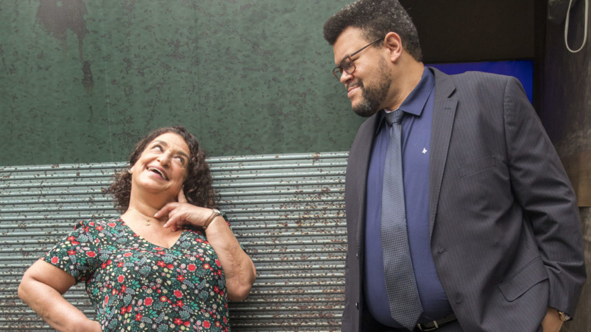 Ermelinda (Grace Gianoukas) e Nanico (Babu Santana) em Salve-se Quem Puder