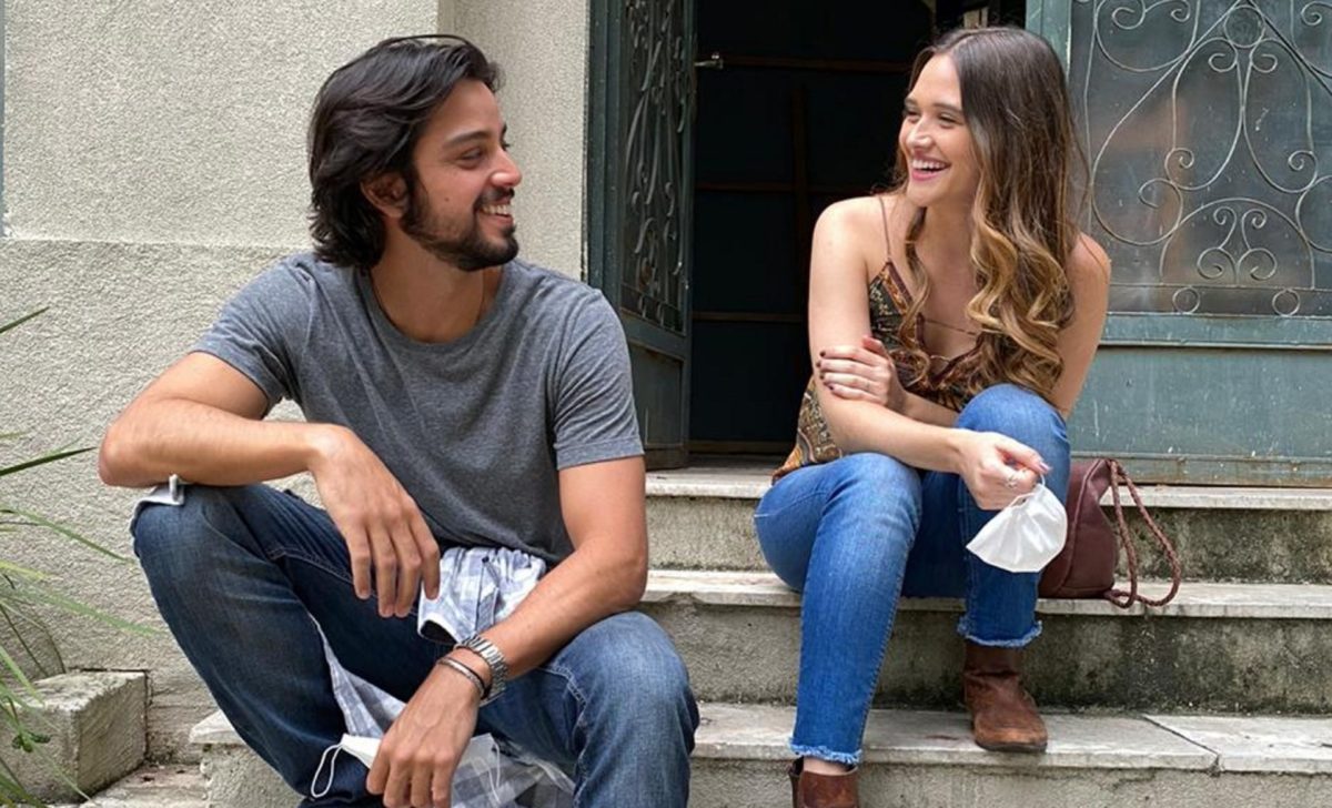 Juliana Paiva e Rodrigo Simas nos bastidores de Salve-se Quem Puder (Divulgação/Globo)