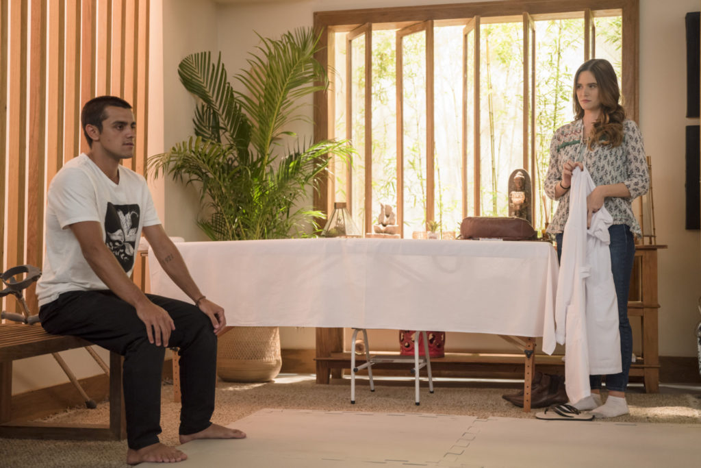 Téo (Felipe Simas) terminando de fazer um exercício, Luna/Fiona (Juliana Paiva) auxiliando - (Divulgação/Globo)