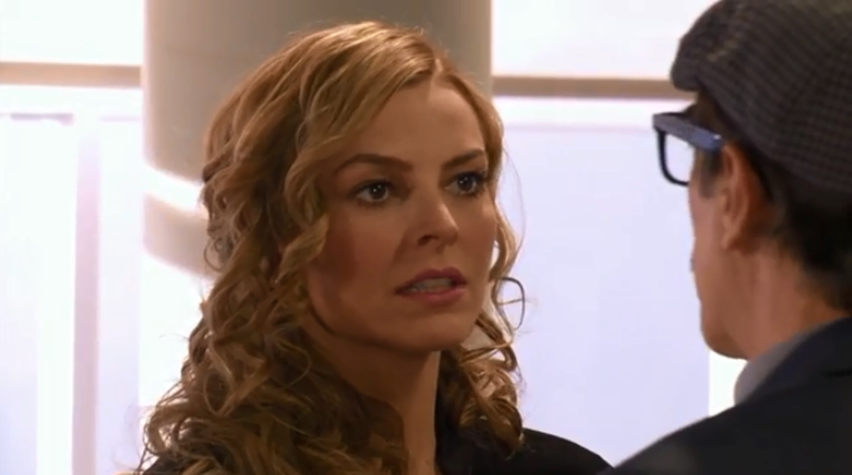 Marjorie de Sousa interpreta Kendra Ferretti em Amores Verdadeiros (Reprodução: Televisa S.A.)