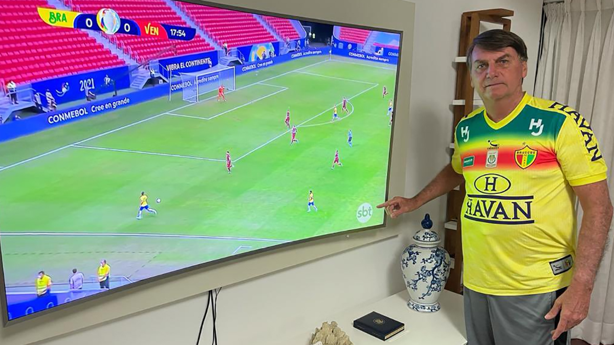 Jair Bolsonaro divulga Copa América no SBT