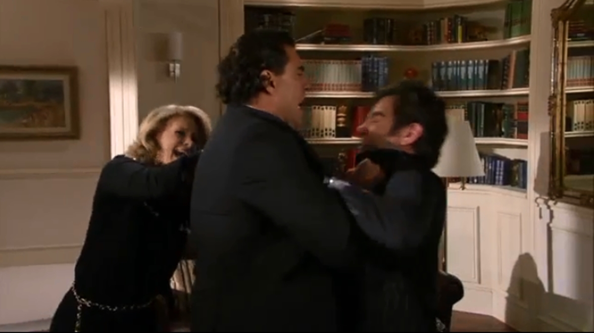 Eduardo Yañez (Aguiar), Érika Buenfil (Vitória) e Nelson (Guillermo Capetillo) em cena de Amores Verdadeiros (Reprodução: Televisa S.A.)