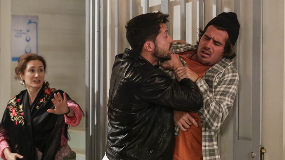 Toni (Afonso Pimentel) e Matias (Pedro Sousa) em cena da novela Nazaré (Reprodução: SIC)