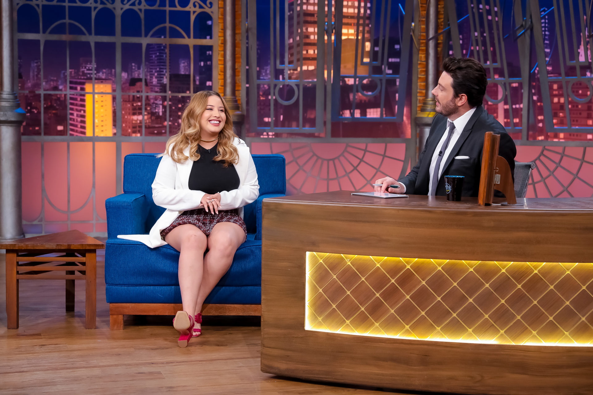 Mari Fernandez e Danilo Gentili no The Noite