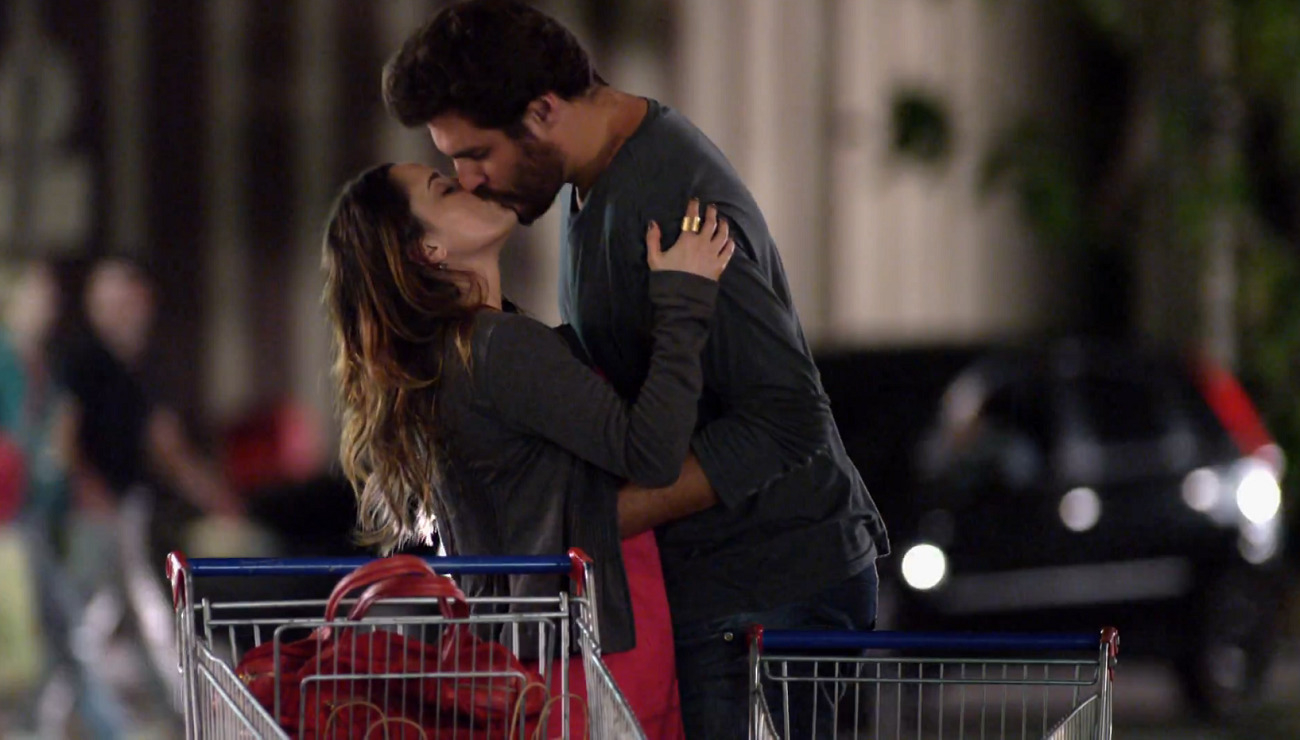 Ana (Fernanda Vasconcellos) e Lúcio (Thiago Lacerda) em cena de A Vida da Gente