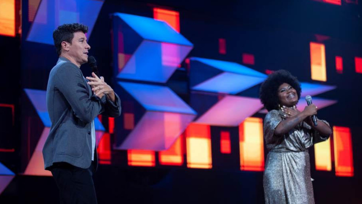 Rodrigo Faro brinca com candidata na semifinal do Canta Comigo (Antonio Chahestian/Record TV)
