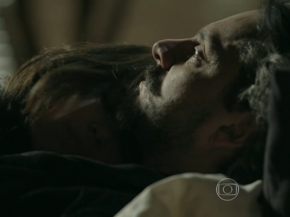 Em Império, Cora dorme em noite de amor falida com José Alfredo (ReproduçãoGlobo)