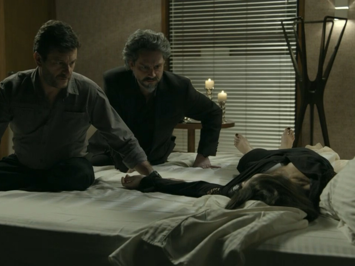 Em Império, Josué e José Alfredo ouvem sussurros de Cora, dopada (Reprodução - Globo)