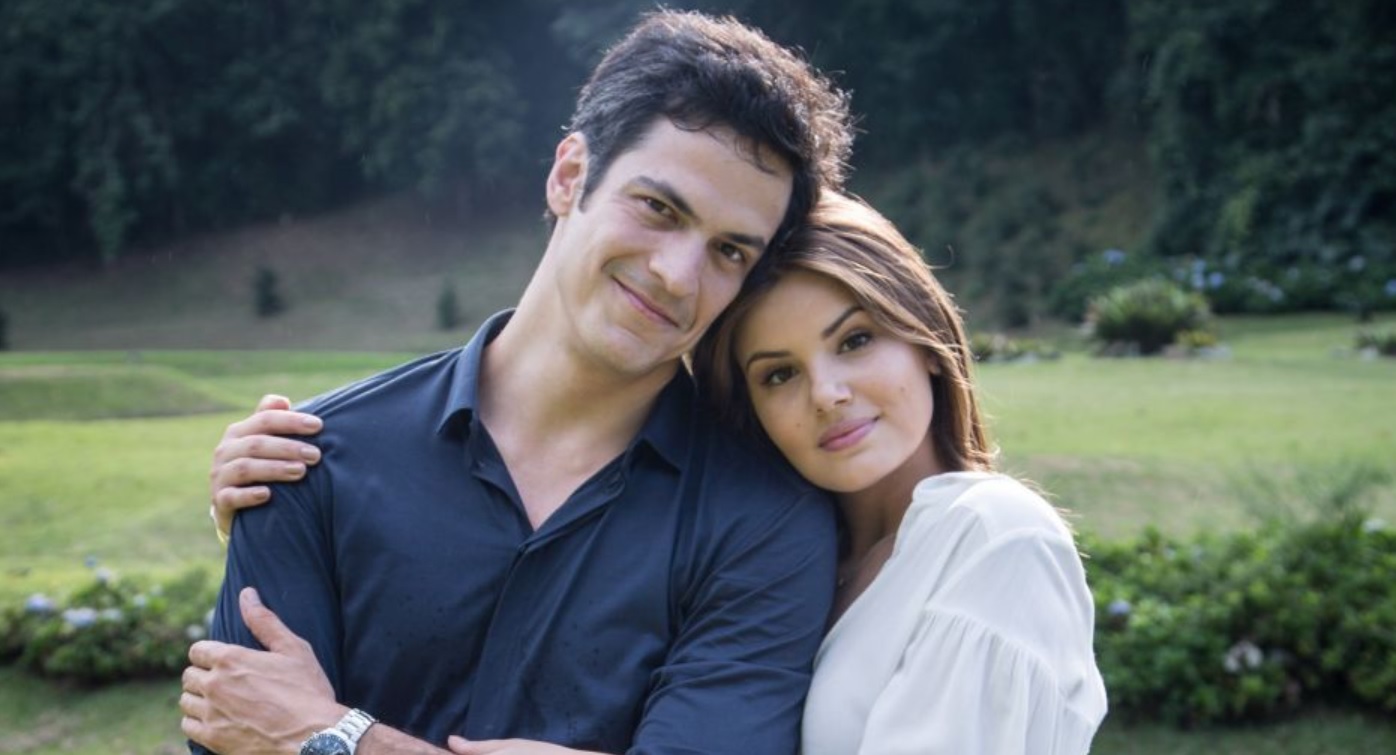 Eric (Mateus Solano) e Luiza (Camila Queiroz) de Pega Pega