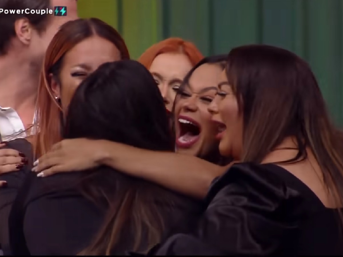 Esposas comemoram vitória de Mari no Power Couple