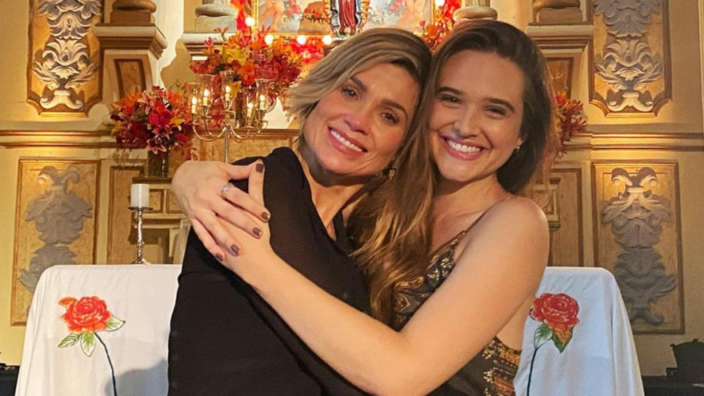 Fl&aacute;via Alessandra e Juliana Paiva em cena de Salve-se Quem Puder (Reprodu&ccedil;&atilde;o/Globo)