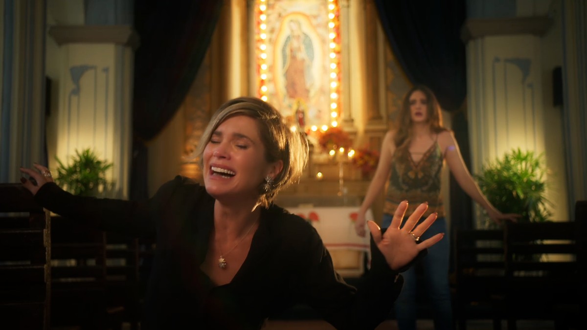 Helena (Flávia Alessandra) e Luna (Juliana Paiva) em Salve-se Quem Puder