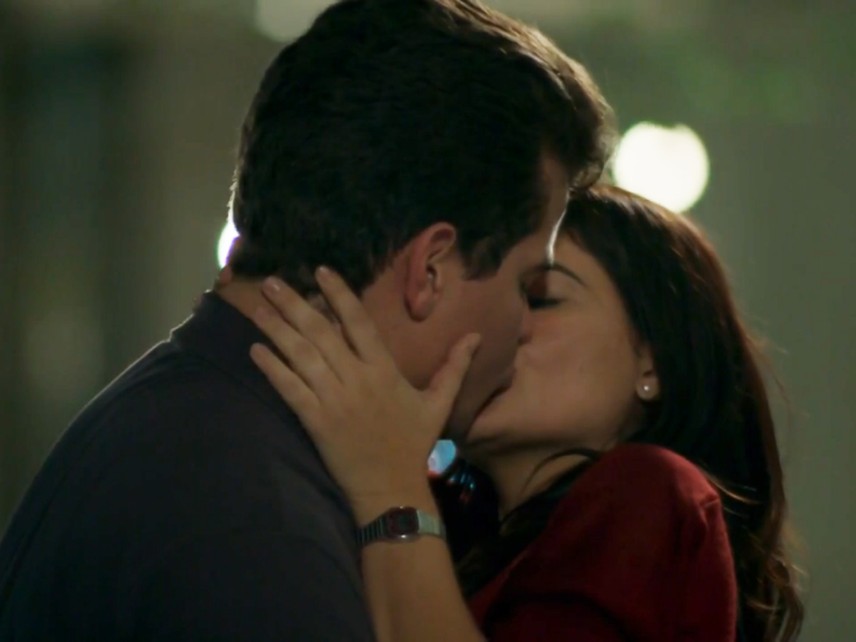 Júlio (Thiago Martins) e Antônia (Vanessa Giácomo) em Pega Pega