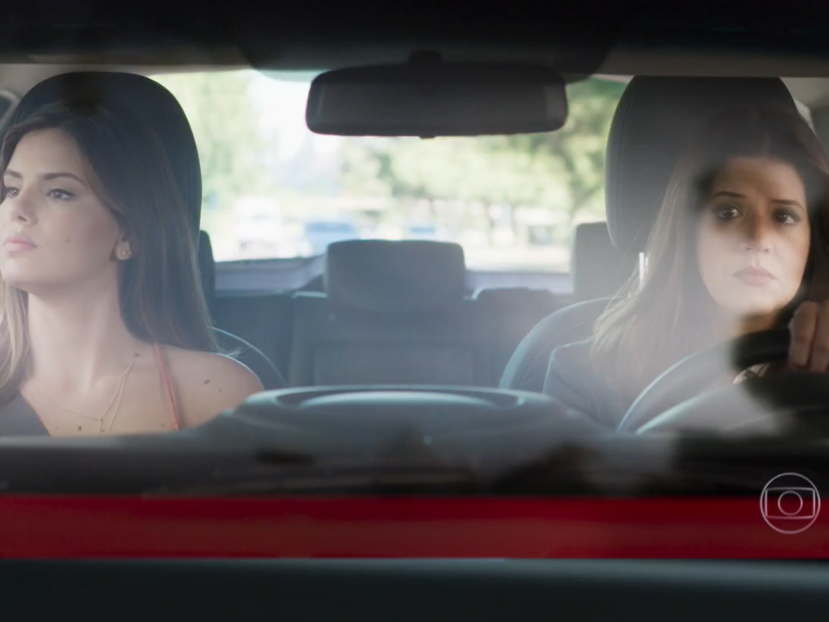 Luíza (Camila Queiroz) e Maria Pia (Mariana Santos) em Pega Pega