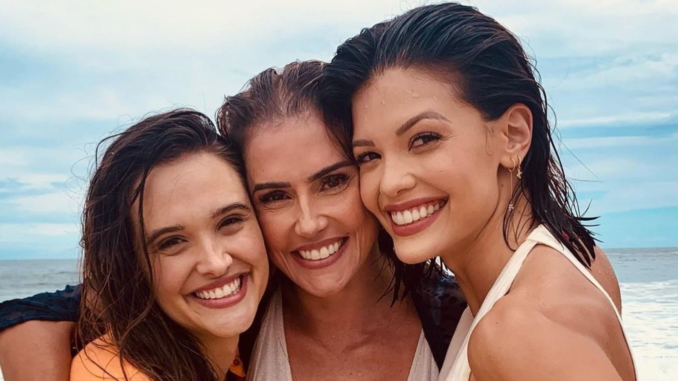 Luna (Juliana Paiva), Alexia (Deborah Secco) e Kyra (Vitória Strada) em Salve-se Quem Puder