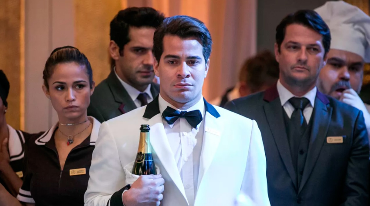Sandra Helena (Nanda Costa), Agnaldo (João Baldasserini), Julio (Thiago Martins) e Malagueta (Marcelo Serrado) de Pega Pega