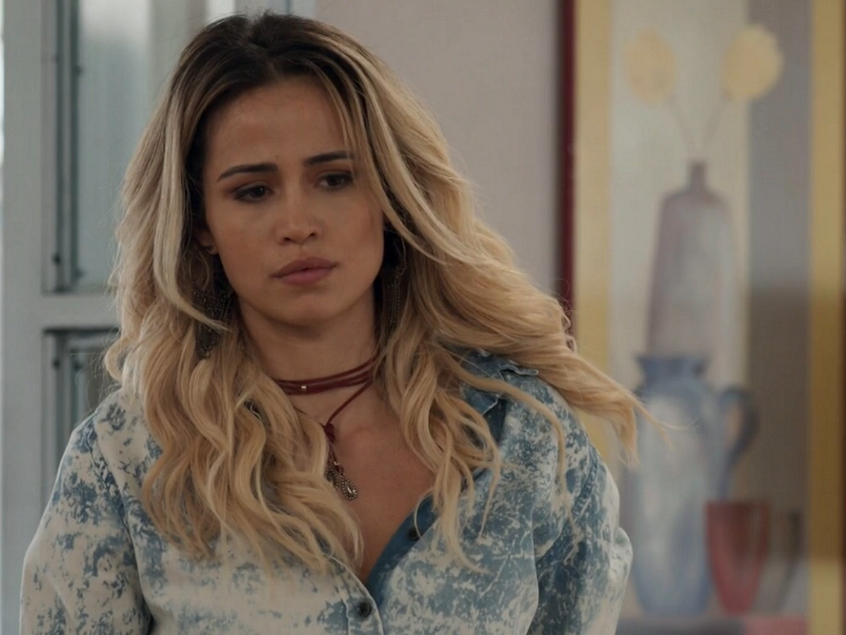 Sandra Helena (Nanda Costa) em Pega Pega