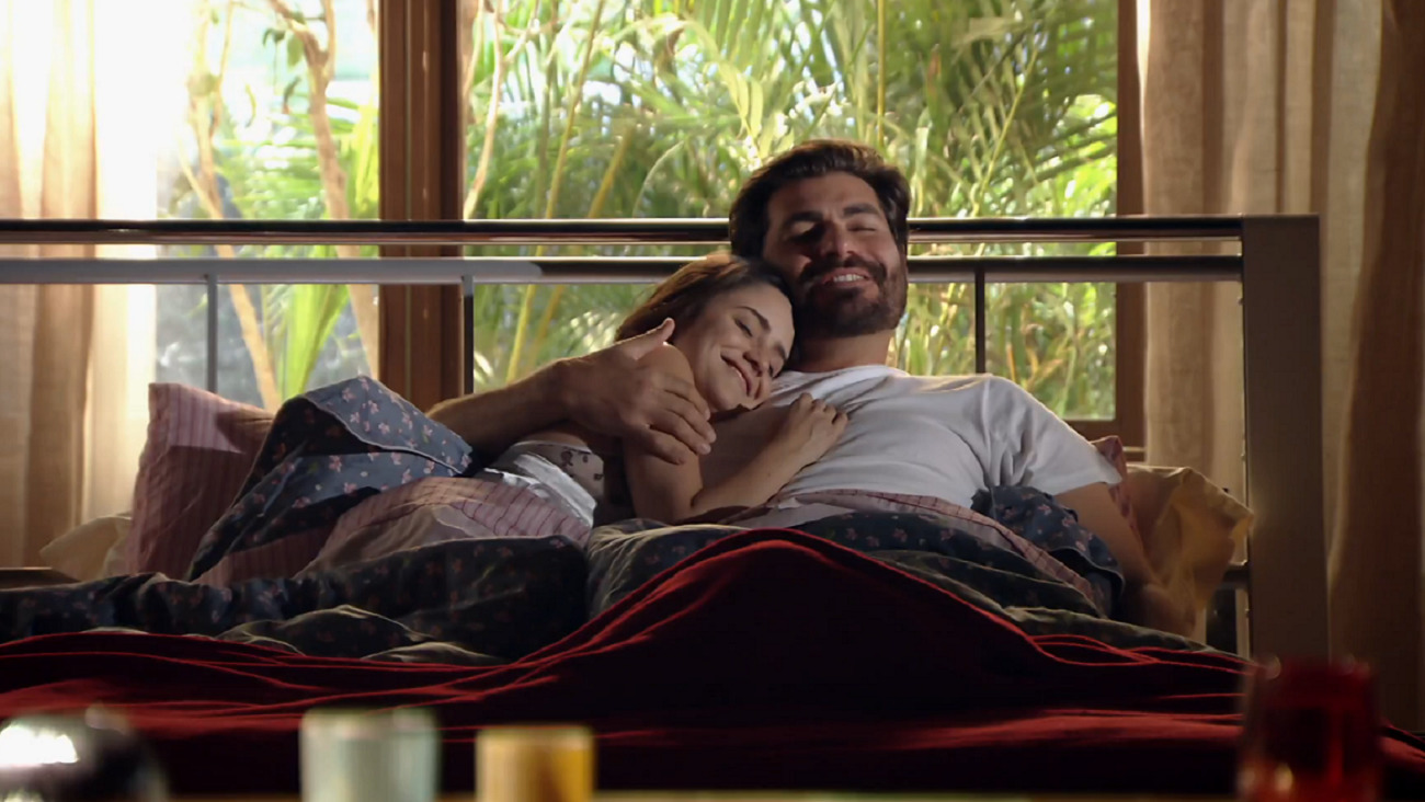 Ana (Fernanda Vasconcellos) e Lúcio (Thiago Lacerda) em cena de A Vida da Gente