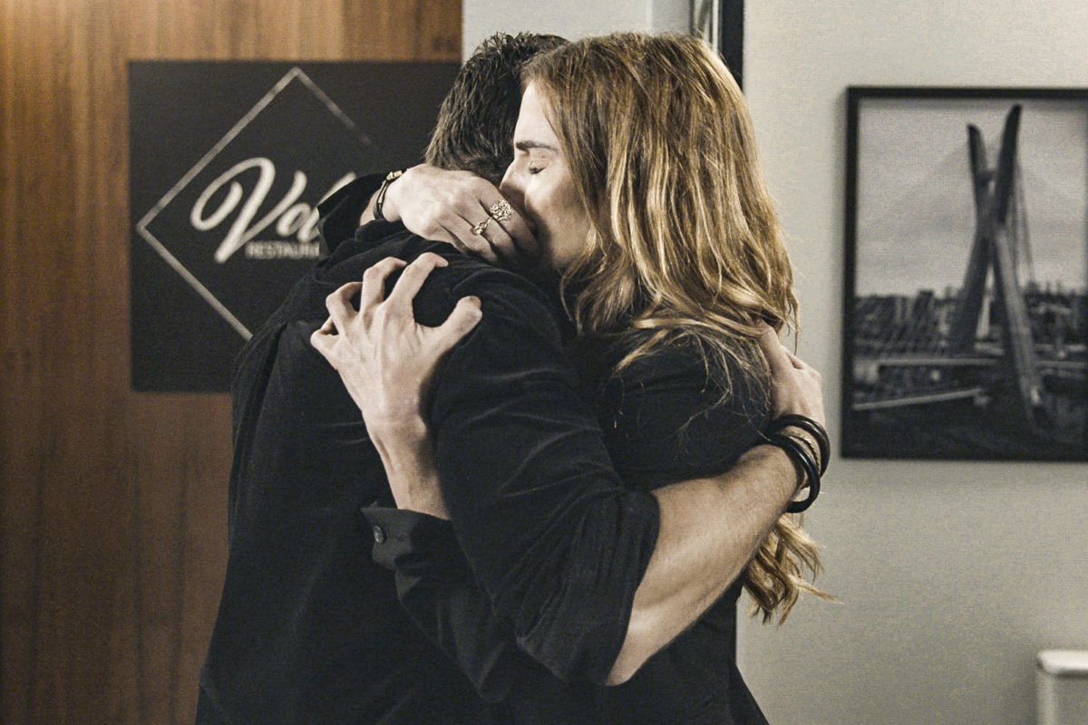 Renzo (Rafael Cardoso) de frente para Alexia/Josimara (Deborah Secco) confessa que sabe que ela é Alexia e a chama pelo nome (Divulgação/Globo)