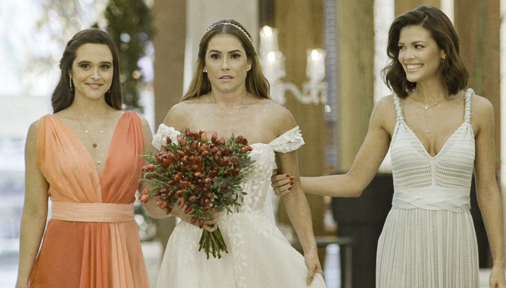 Alexia (Deborah Secco) entra na igreja acompanhada das madrinhas Luna (Juliana Paiva) e Kyra (Vit&oacute;ria Strada) em Salve-se Quem Puder (Divulga&ccedil;&atilde;o)