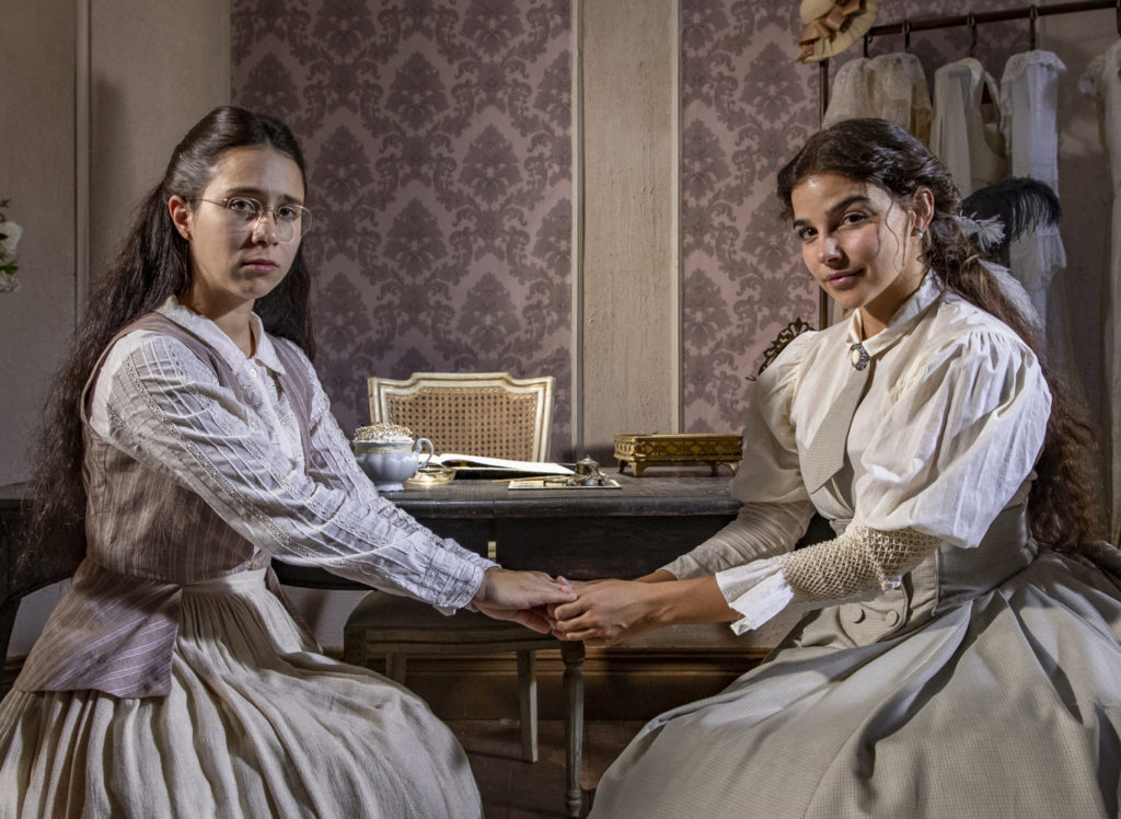 Dolores (Daphne Bozaski) e Pilar (Gabriela Medvedovski) de Nos Tempos do Imperador (Divulgação/Globo)