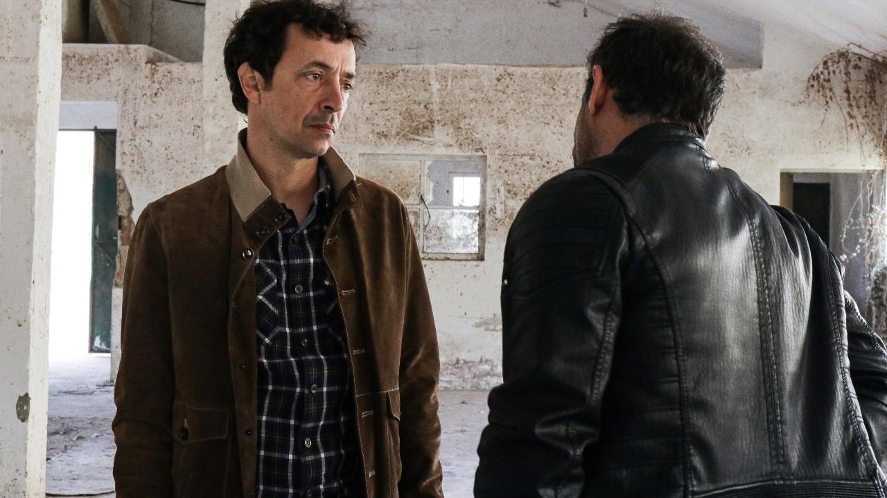 Tozé e Heitor (Rui Unas) em Nazaré