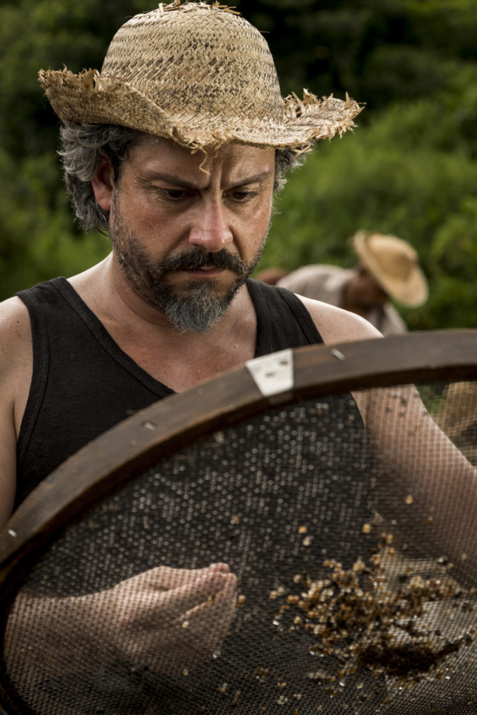 Jos&eacute; Alfredo (Alexandre Nero) no garimpo (Divulga&ccedil;&atilde;o/Globo)