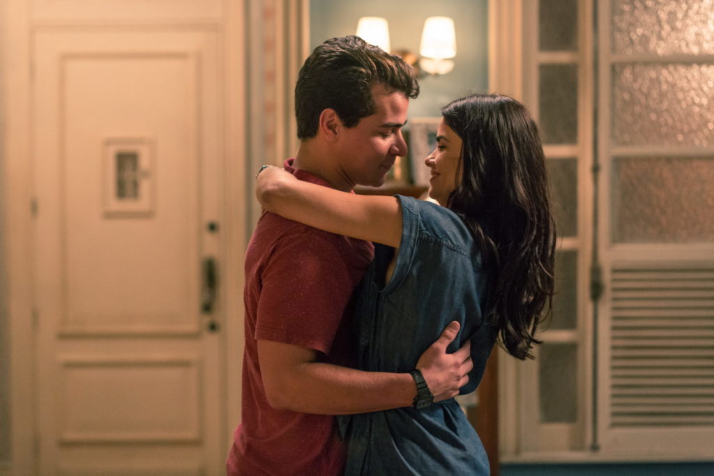 Julio (Thiago Martins) e Ant&ocirc;nia (Vanessa Gi&aacute;como) em jantar rom&acirc;ntico. Dan&ccedil;am juntinho e se beijam (Divulga&ccedil;&atilde;o)