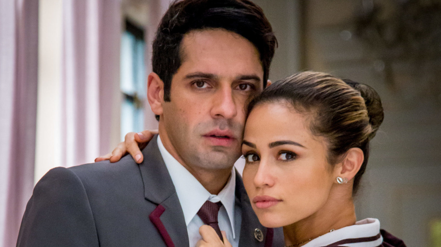 Agnaldo (João Baldasserini) e Sandra Helena (Nanda Costa) em Pega Pega