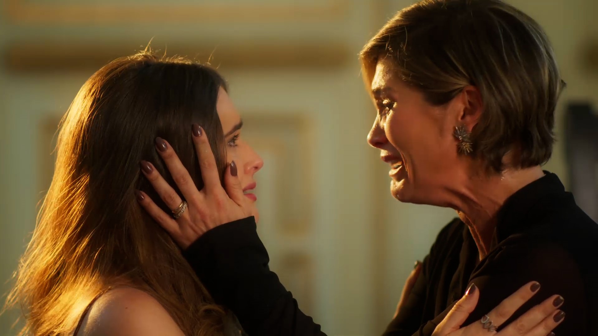 Luna (Juliana Paiva) e Helena (Flávia Alessandra) em Salve-se Quem Puder