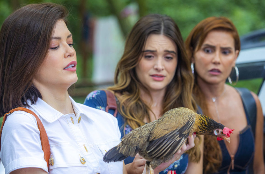 Alexia/Josimara (Deborah Secco), Kyra/Cleyde (Vitória Strada) e Luna/Fiona (Juliana Paiva) veem pela primeira vez o sitio de Zezinho (João Baldasserini) em Judas do Norte e Filipa voa na direção delas (Divulgação)