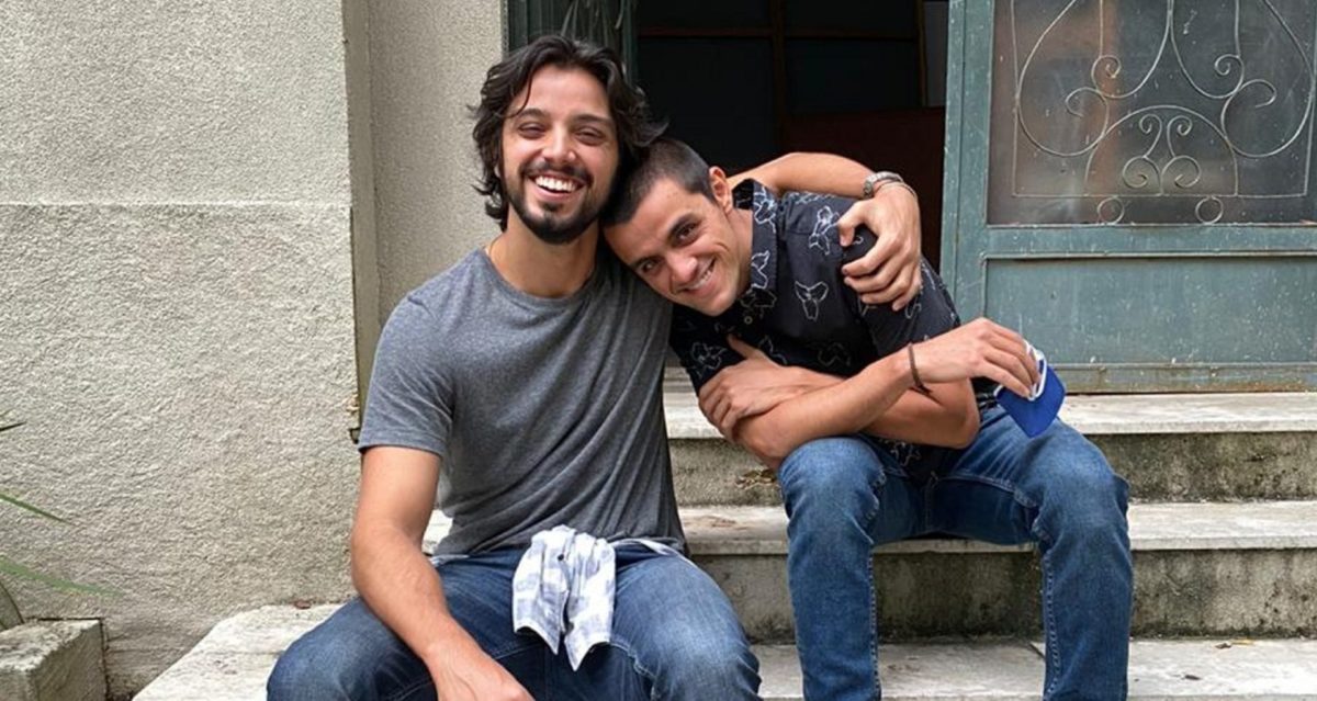 Felipe Simas e Rodrigo Simas nos bastidores de Salve-se Quem Puder (Divulgação)