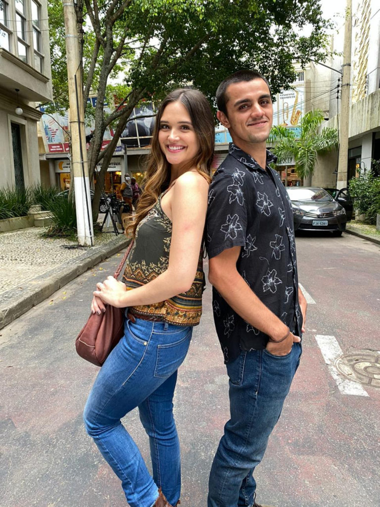 Luna (Juliana Paiva) e T&eacute;o (Felipe Simas) de Salve-se Quem Puder (Divulga&ccedil;&atilde;o)