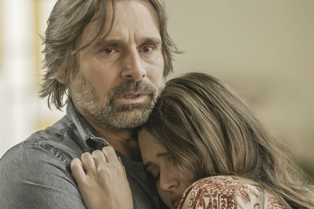 O emocionante reencontro de M&aacute;rio (Murilo Rosa) e Luna (Juliana Paiva) de Salve-se Quem Puder (Divulga&ccedil;&atilde;o)