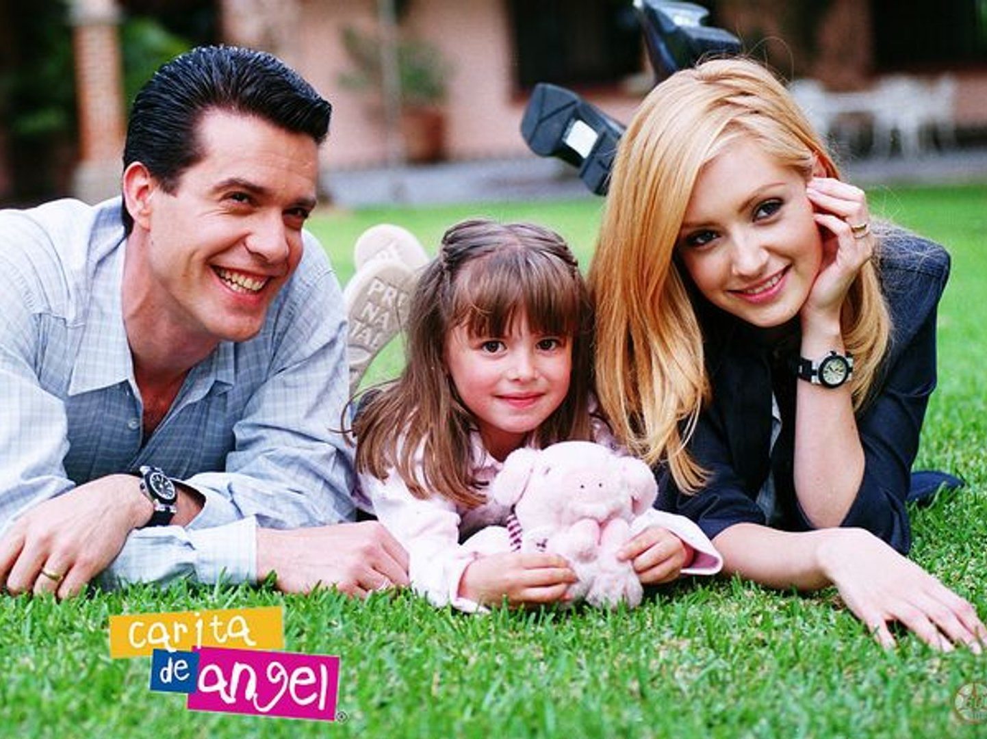 Luciano (Miguel de León), Dulce Maria (Daniela Aedo) e Cecília (Lisette Morelos) em Carinha de Anjo (Reprodução/Dailymotion)