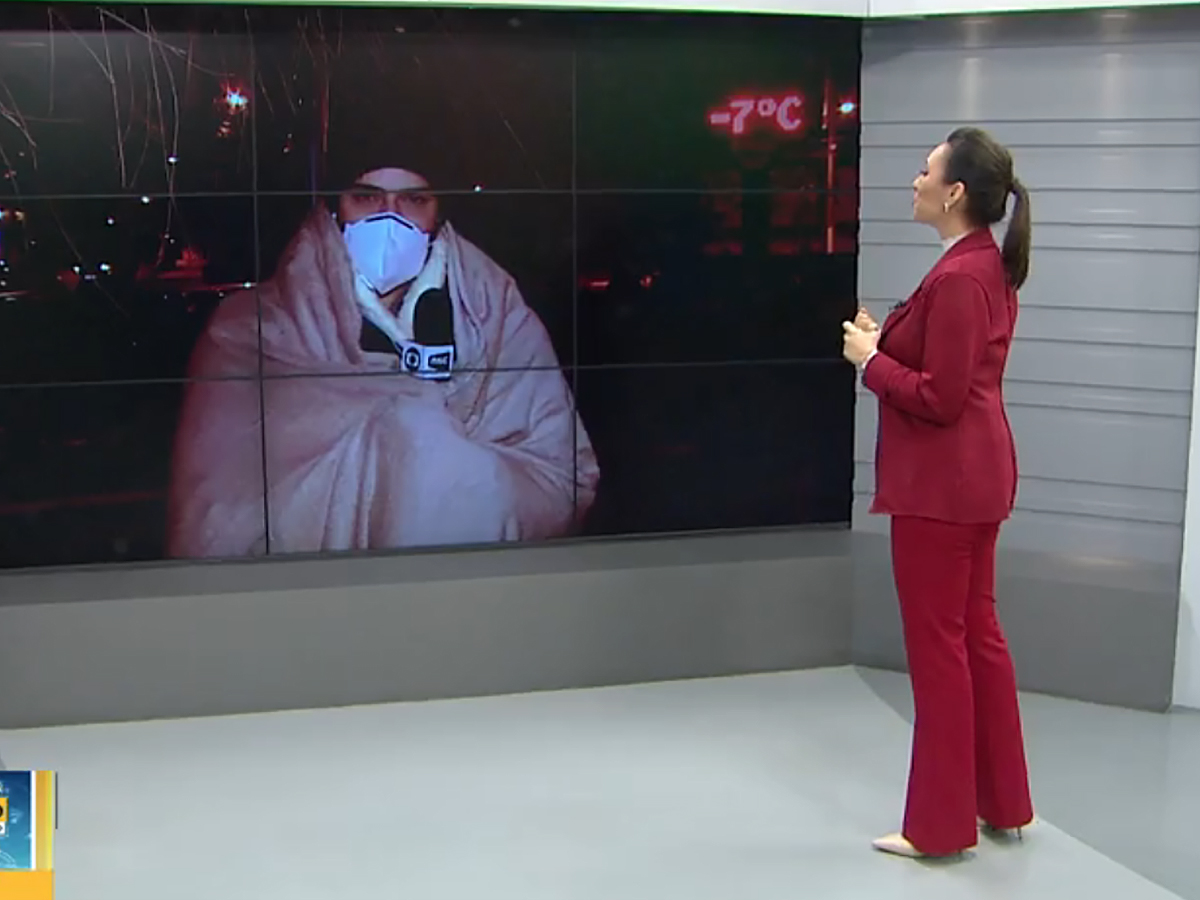 O repórter Douglas Márcio aparece enrolado em cobertor no Bom Dia SC