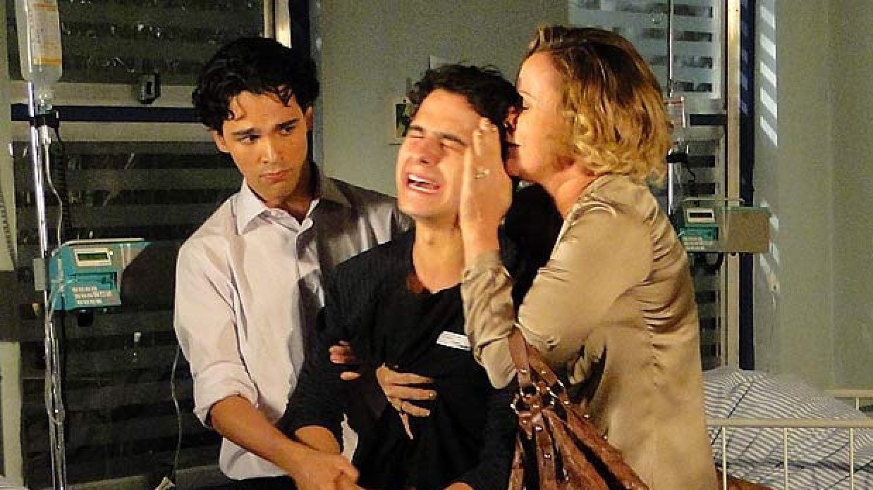Eduardo (Josafá Filho), Julinho (André Arteche) e Bruna (Giulia Gam) em Ti-Ti-Ti (Divulgação/Globo)