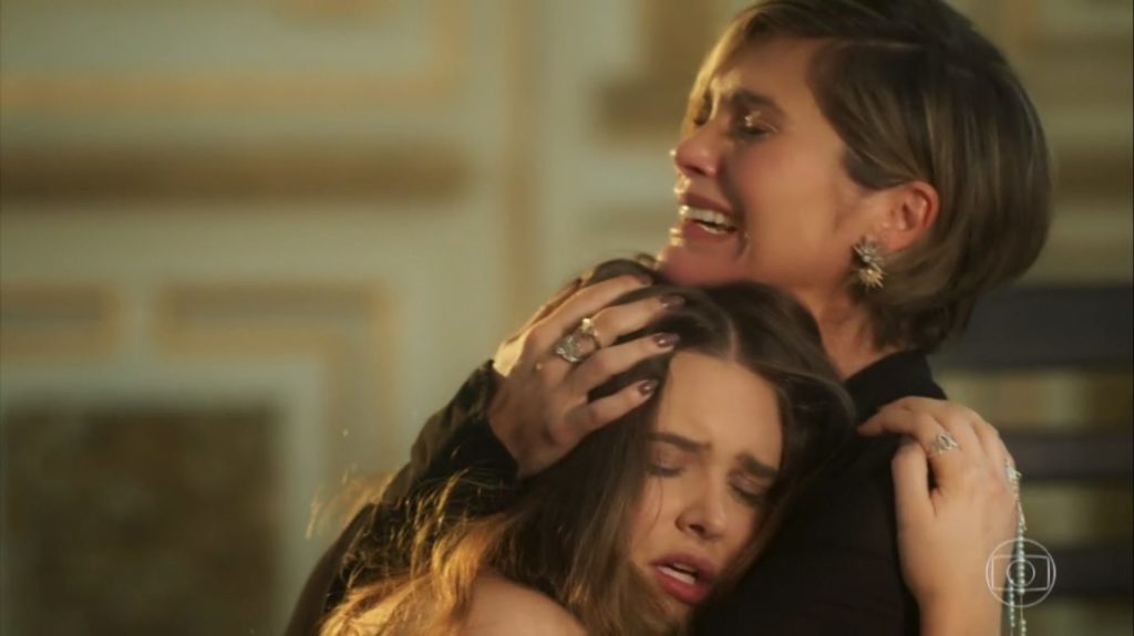 Helena (Fl&aacute;via Alessandra) e Luna (Juliana Paiva) em Salve-se Quem Puder (Reprodu&ccedil;&atilde;o/Twitter)